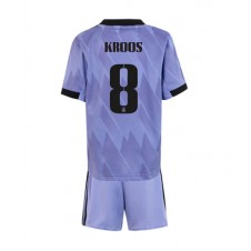 Real Madrid Toni Kroos #8 Bortaställ Barn 2022-23 Korta ärmar (+ Korta byxor)
